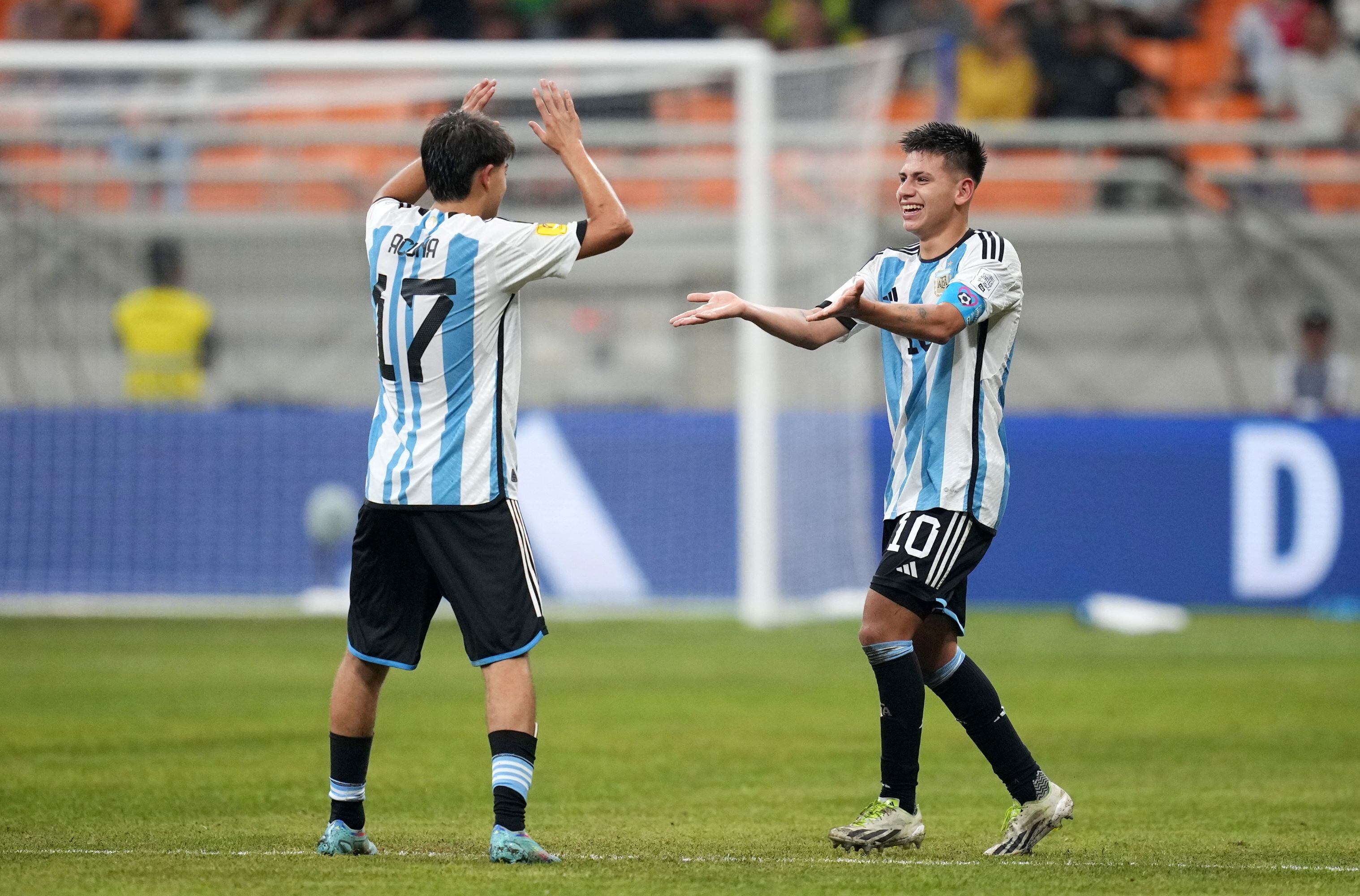 El "Diablito" Echeverri se floreó convirtiendo tres goles a Brasil. Imagen: @Argentina.