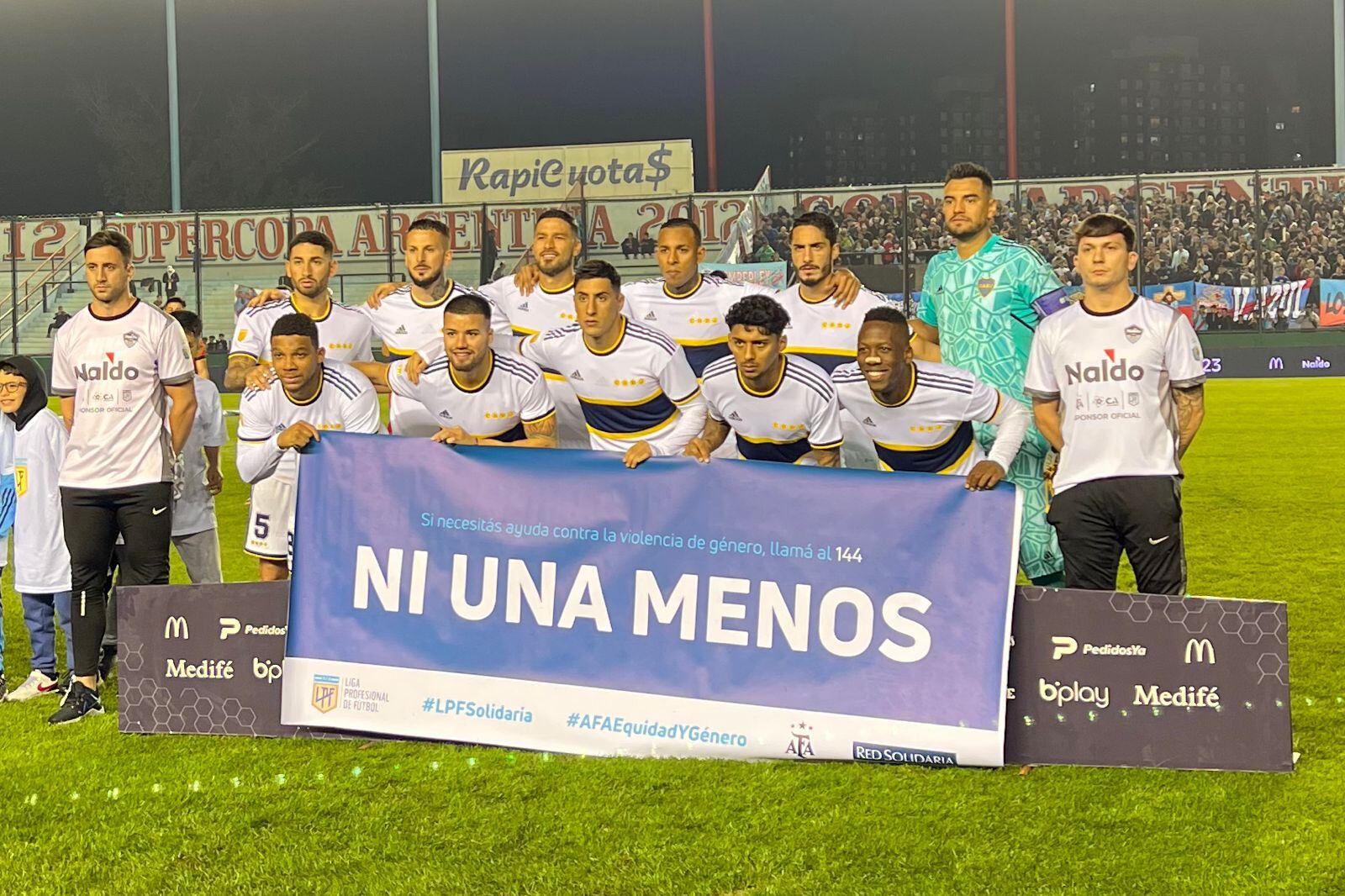 Villa y los 10 titulares restantes, posando para las cámaras con el cartel de "Ni Una Menos" (Foto: Liga Profesional de Fútbol).
