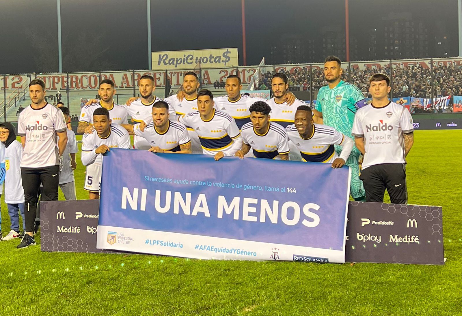 Villa y los 10 titulares restantes, posando para las cámaras con el cartel de "Ni Una Menos" (Foto: Liga Profesional de Fútbol).