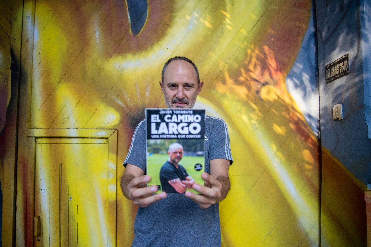 Andrés Sciapichetti con el libro en sus manos.