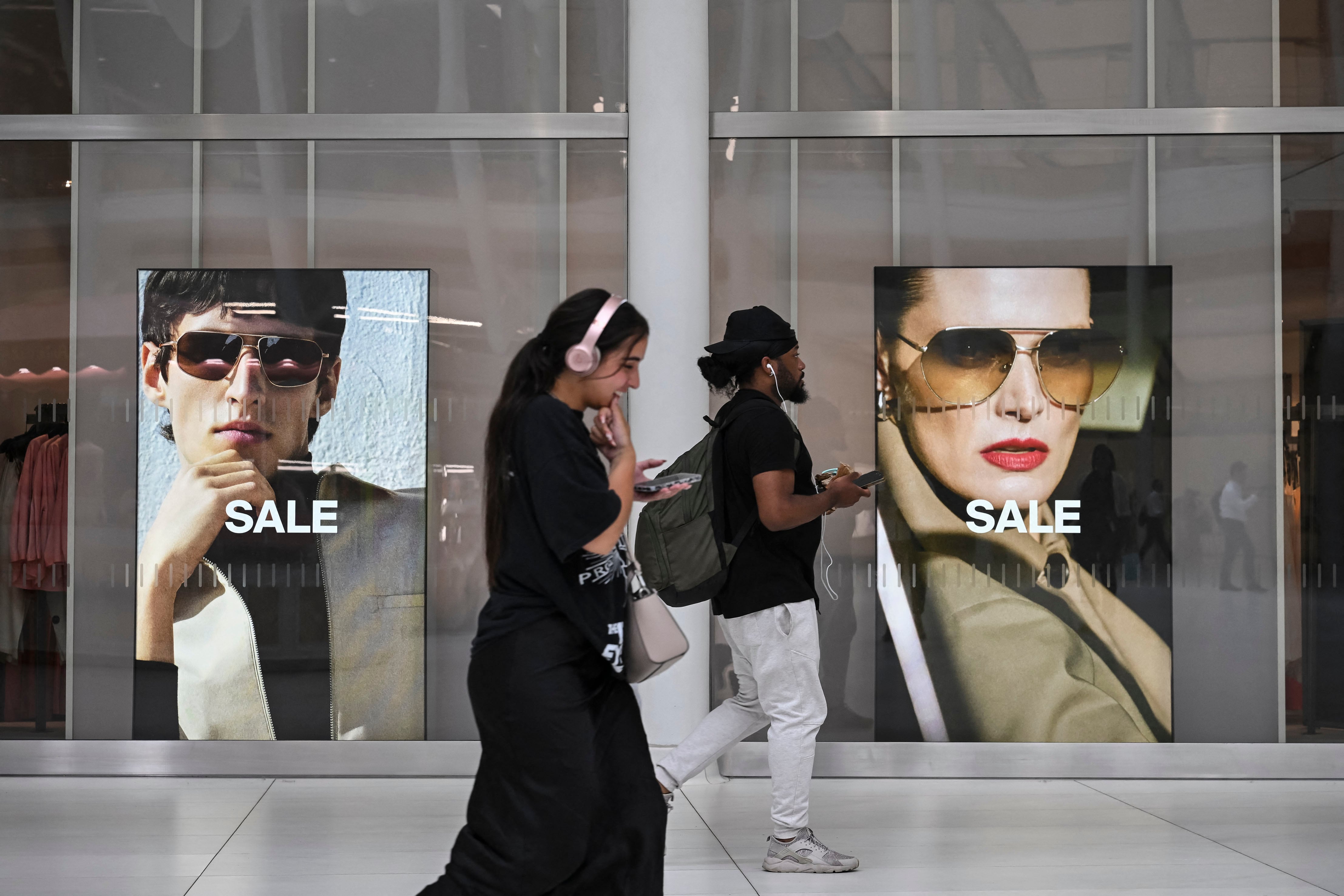 Los carteles de liquidación se multiplican en las tiendas de ropa de la ciudad de Nueva York