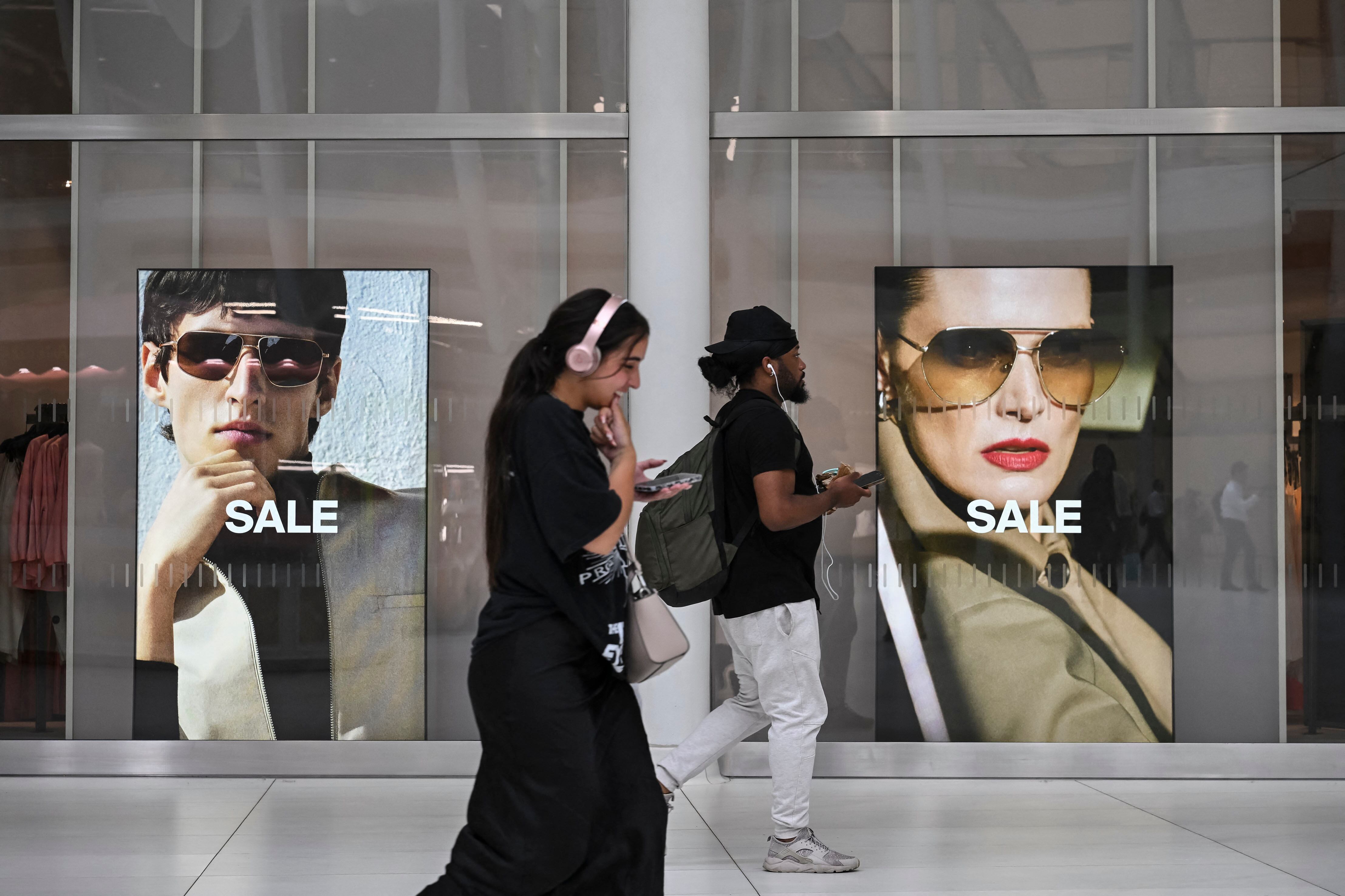 Los carteles de liquidación se multiplican en las tiendas de ropa de la ciudad de Nueva York