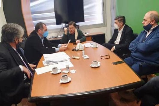 Representantes de Vicentin y de la intervención revisan el acta de traspaso.