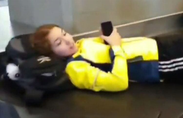 Una de las ciclistas del equipo espera que se los dejen salir rumbo a San Juan.