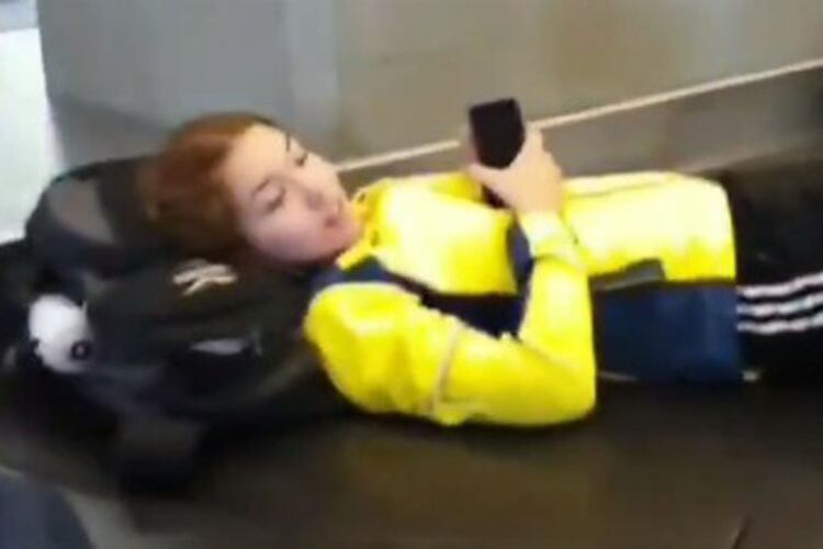 Una de las ciclistas del equipo espera que se los dejen salir rumbo a San Juan.