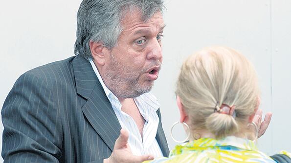 La estrategia del fiscal se basa en el respaldo político del que goza.