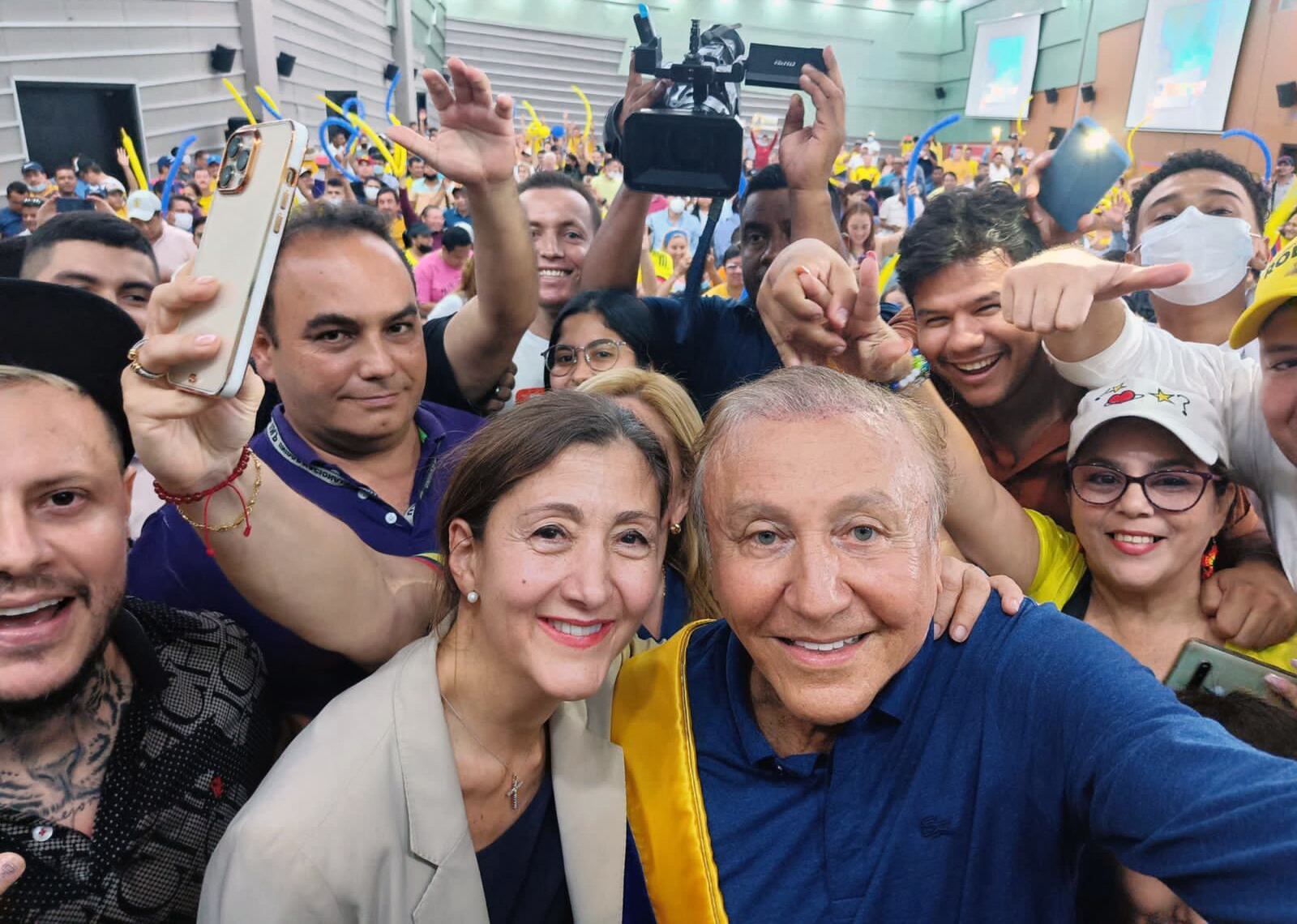 Ingrid Betancourt junto a Rodolfo Hernández.