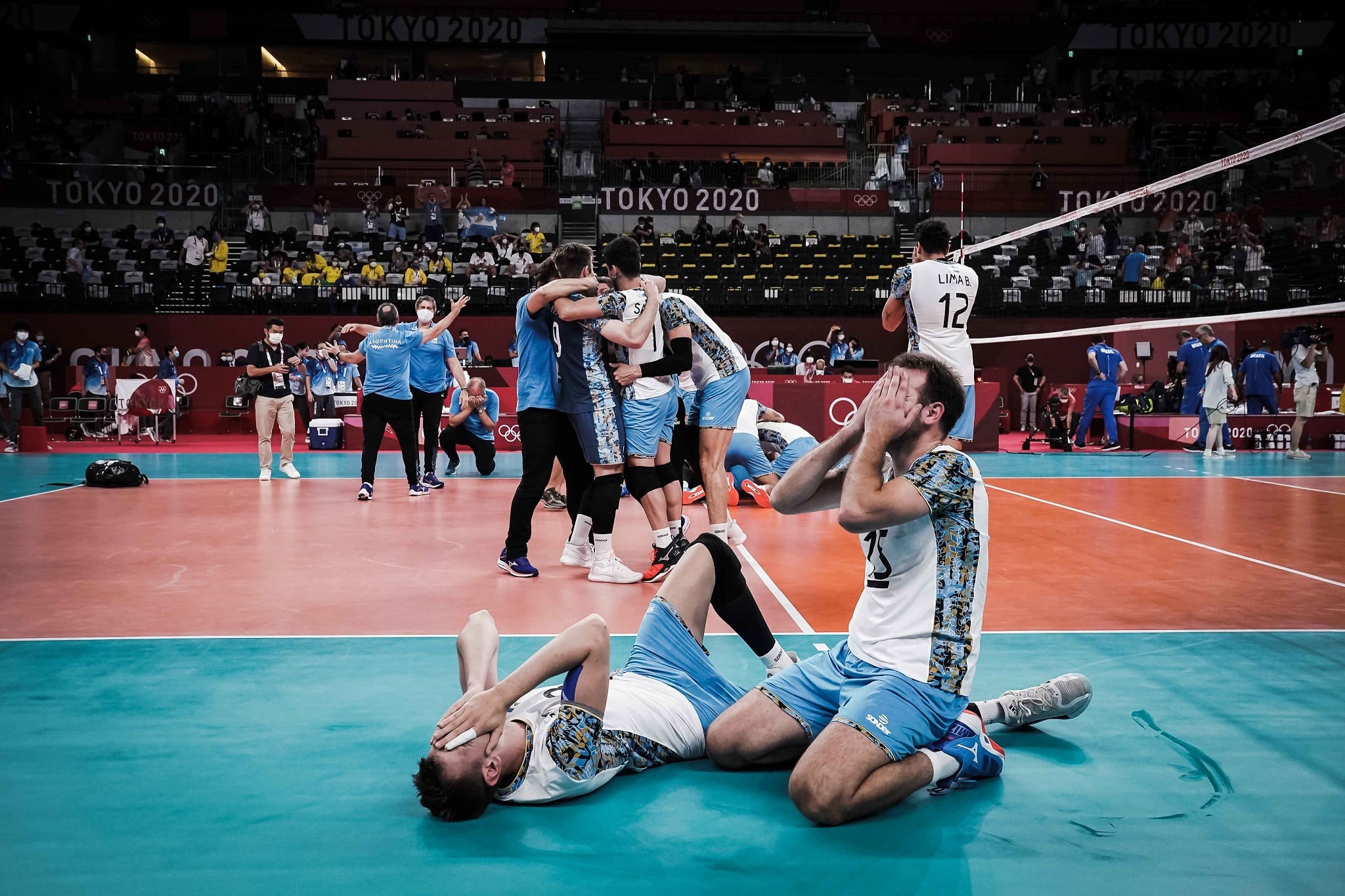 Loser y De Cecco no pueden creer lo logrado. Momento de locura total en el Ariake Arena