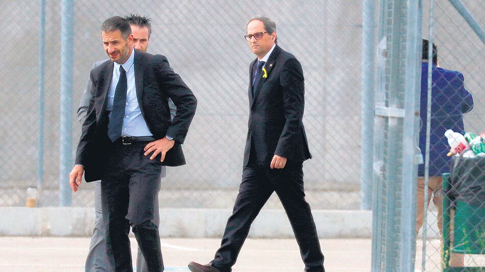 Torra (der.) visitó a los políticos independentistas encarcelados en la prisión de Estremera.