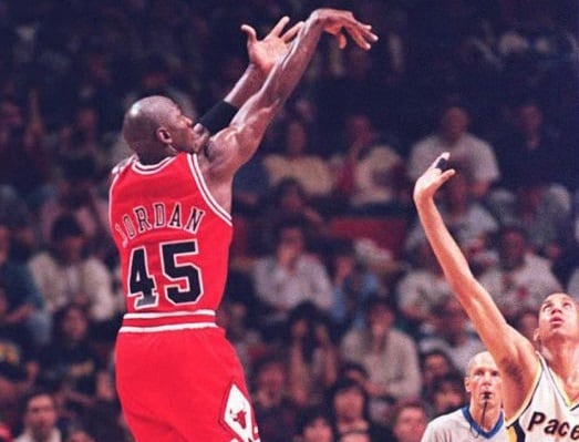 Jordan, frente a Reggie Miller, en su primer partido tras el regreso, con la inusual camiseta 45. 