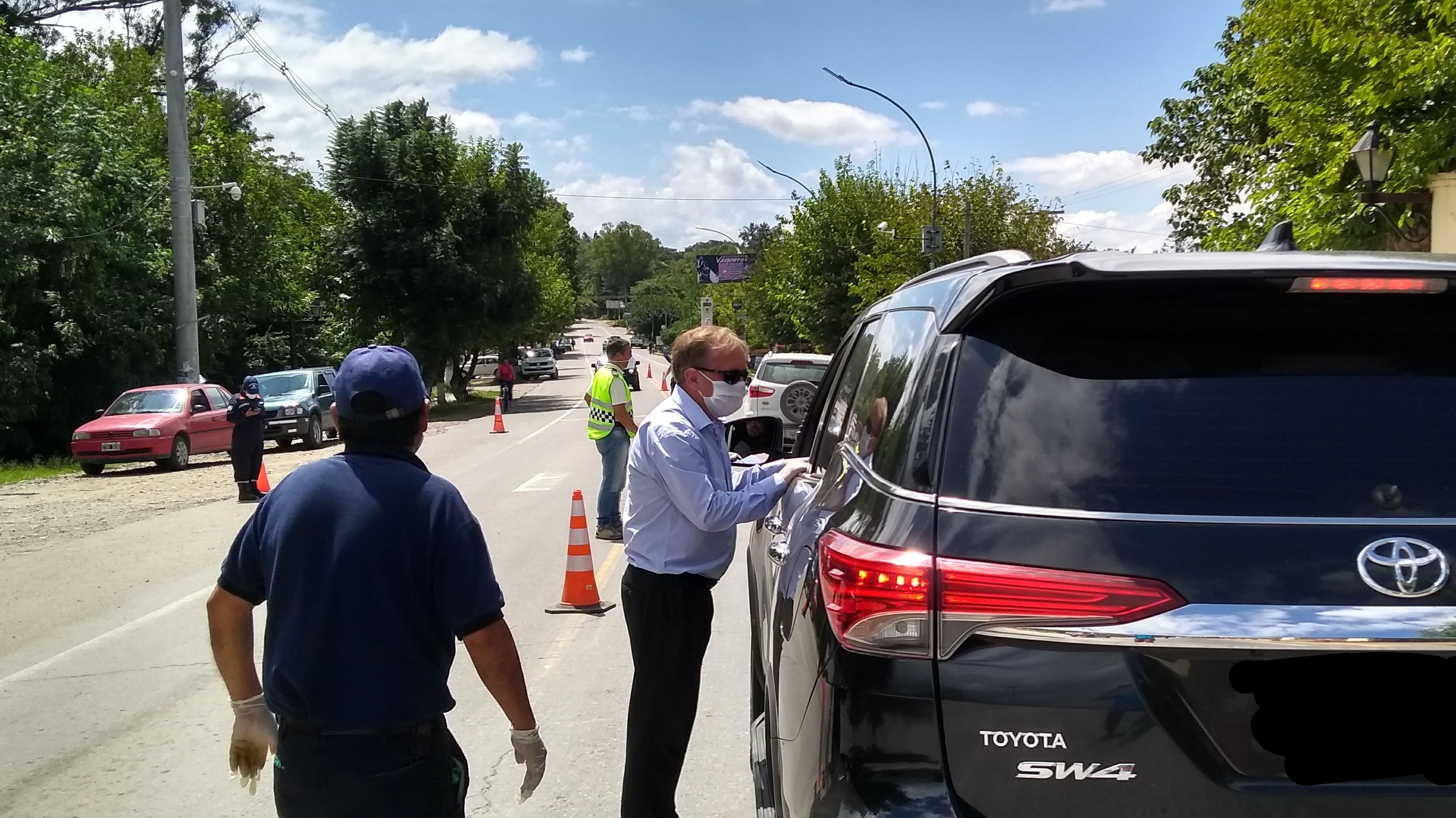 El intendente de Vaqueros, Daniel Moreno, en los controles de acceso