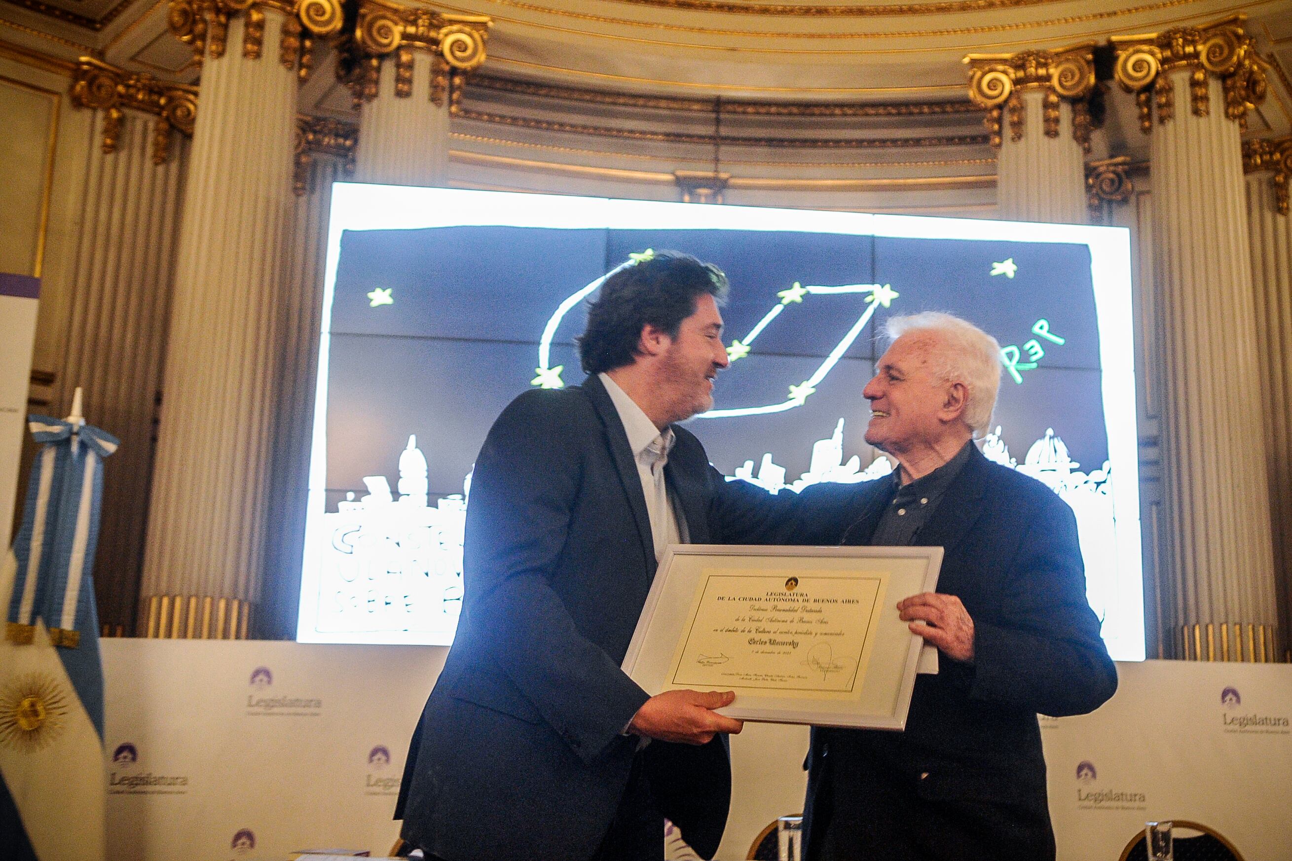 Matías Barroetaveña le entregó la distinción a Carlos Ulanovsky.