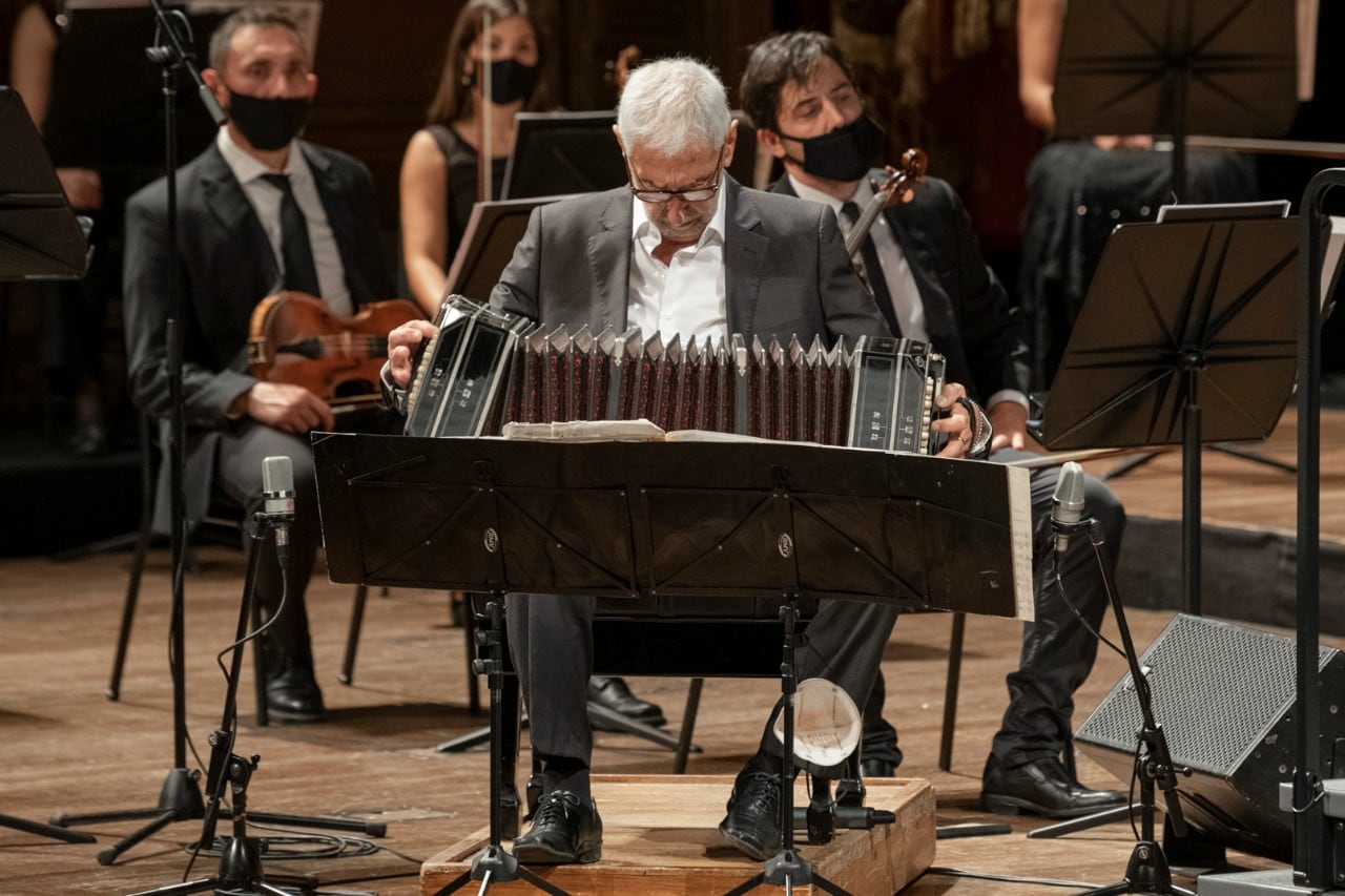 Mosalini nació en José C. Paz el 29 de noviembre de 1943.