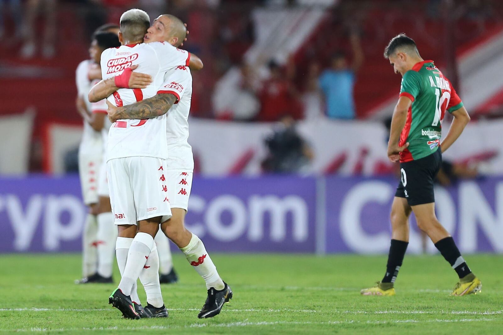 Los jugadores de Huracán festejan