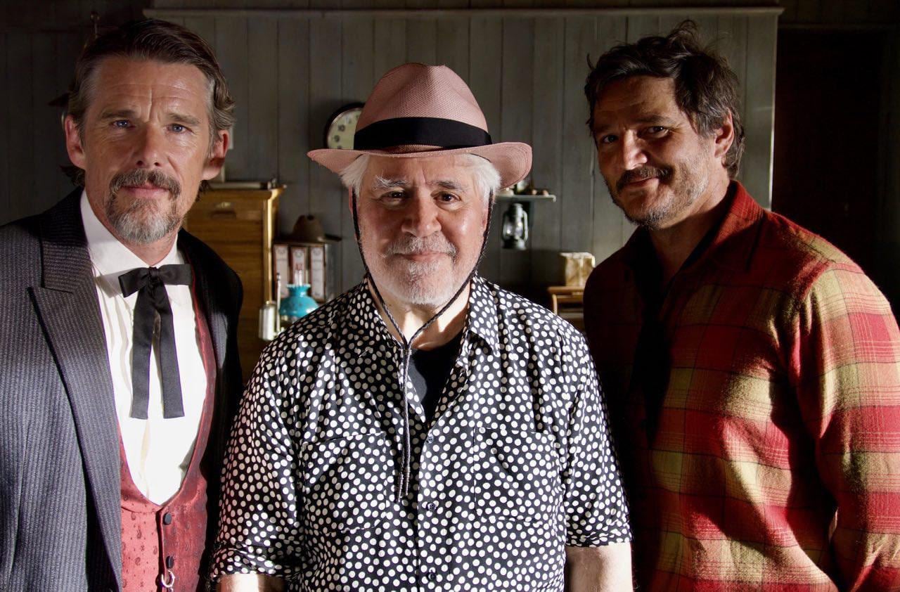 Ethan Hawke, Pedro Almodóvar y Pedro Pascal.