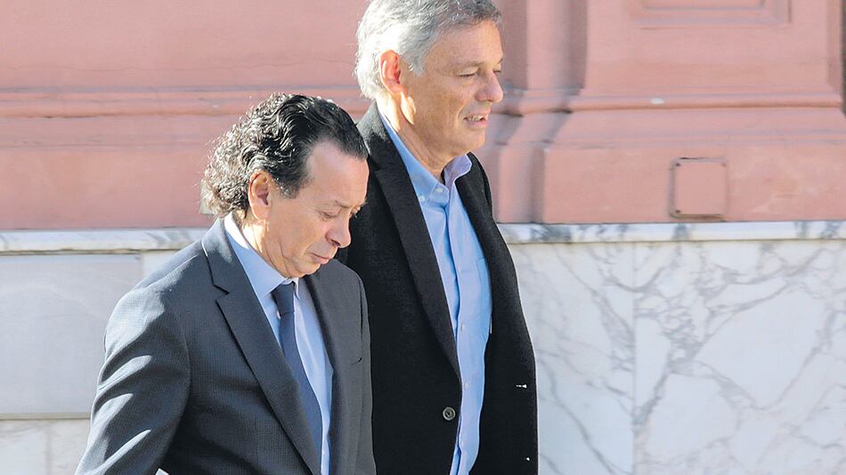 Dante Sica y su predecesor, Francisco Cabrera, mantuvieron ayer una reunión con Macri.