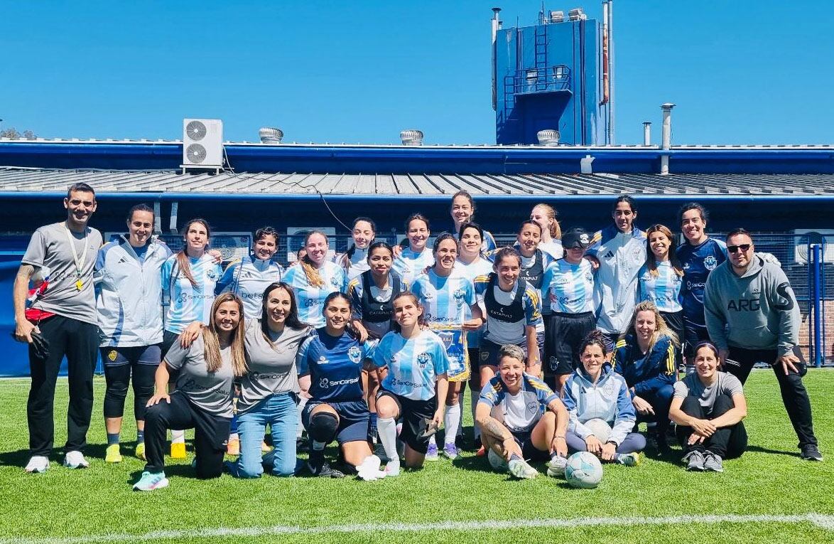Las Muerciélagas junto a las jugadoras de Boca