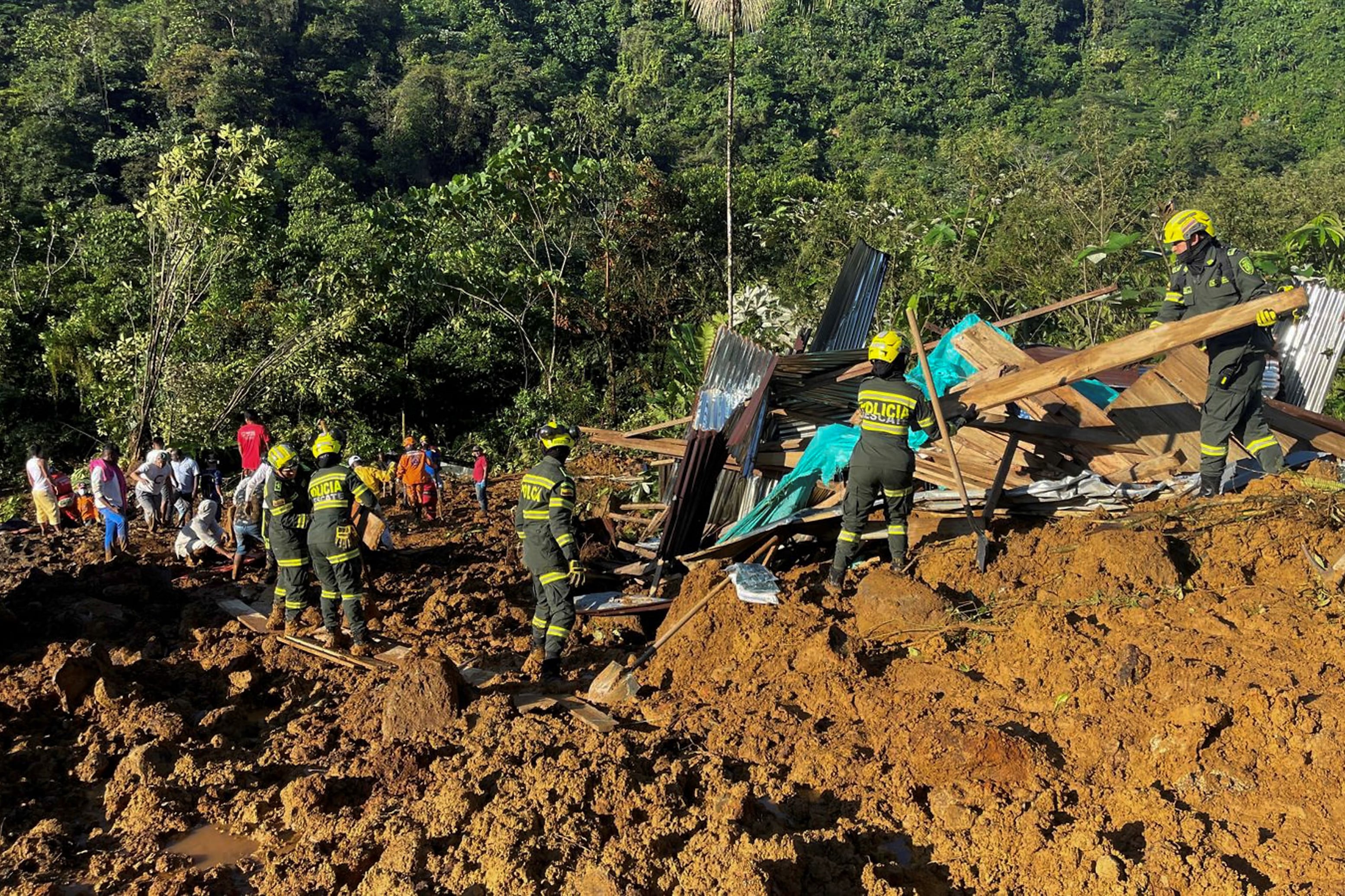 De las tareas de rescate participaron el Ejército, Fuerza Aeroespacial, Defensa Civil y Bomberos