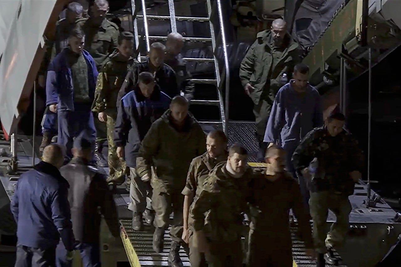 Un grupo de exprisioneros rusos desciende de un avión en una base militar cerca de Moscú.