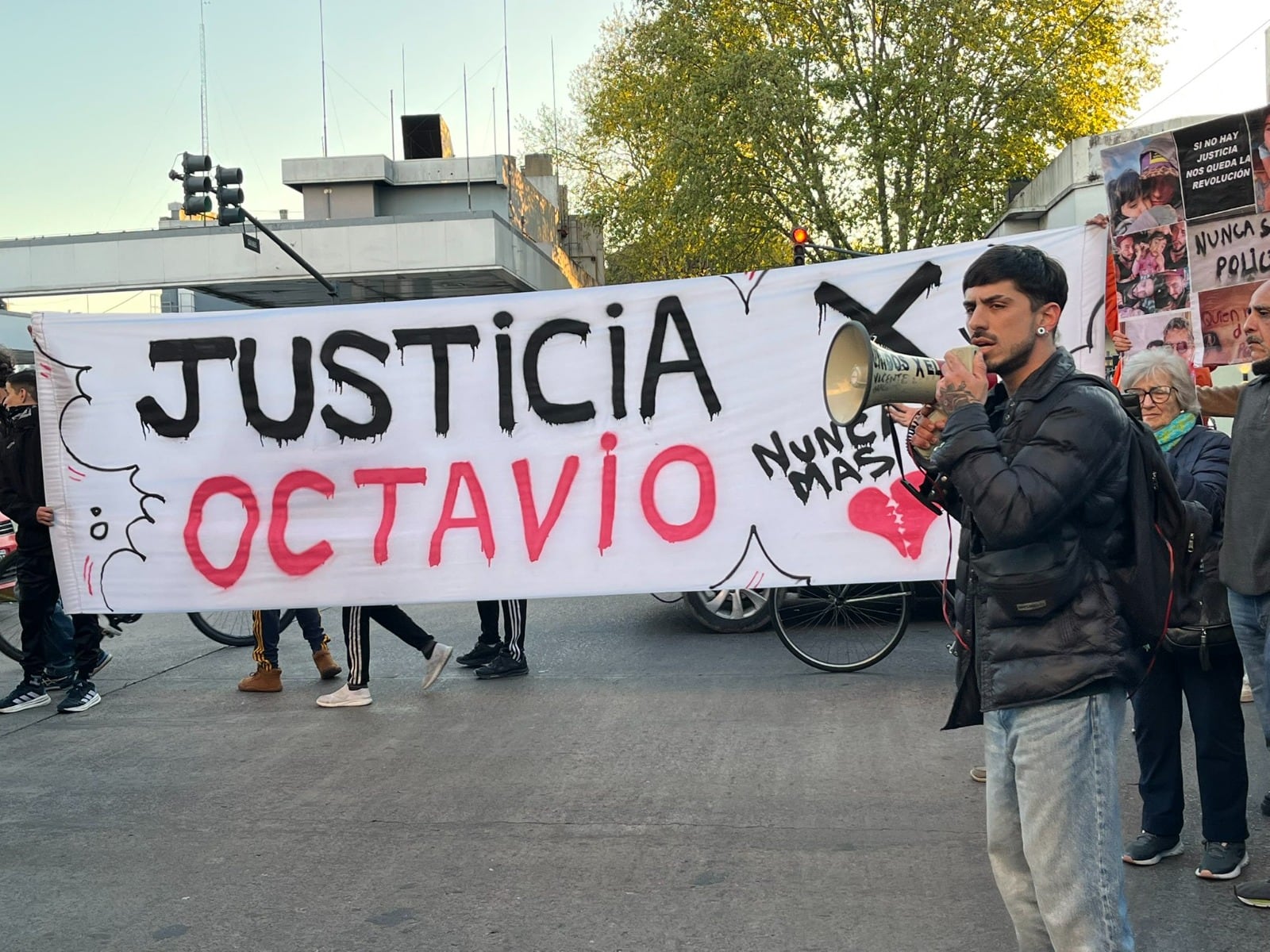 Augusto Buccafusco, hermano de Octavio, en la marcha por Vicente López.