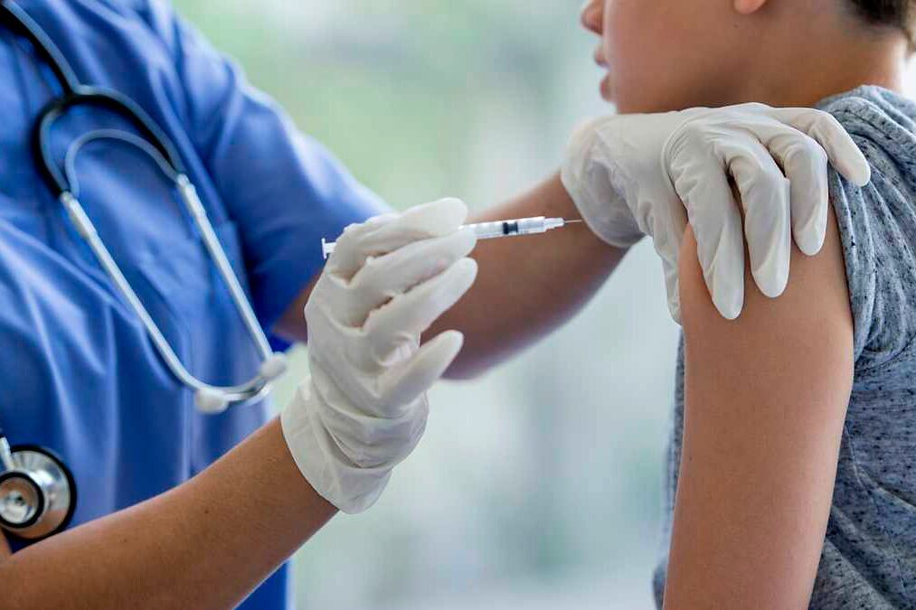 La enfermedad se manifiesta con fiebre moderada y, hacia los 7 a 14 días, un brote de lesiones en la piel que evolucionan a pequeñas ampollas que se convierten, luego, en costras.