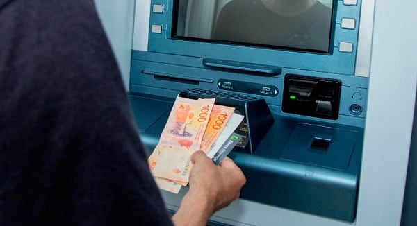 El aguinaldo corresponde al 50% de la mayor remuneración mensual que un trabajador, jubilado o pensionado recibe durante un semestre. 