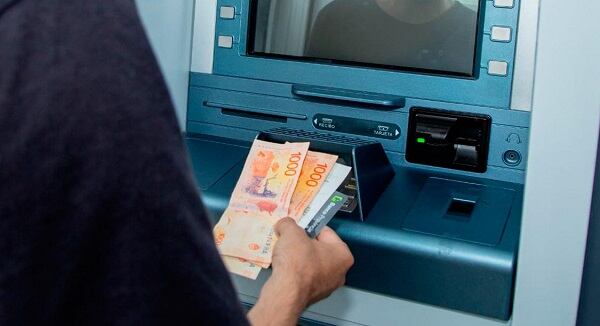 El aguinaldo corresponde al 50% de la mayor remuneración mensual que un trabajador, jubilado o pensionado recibe durante un semestre. 