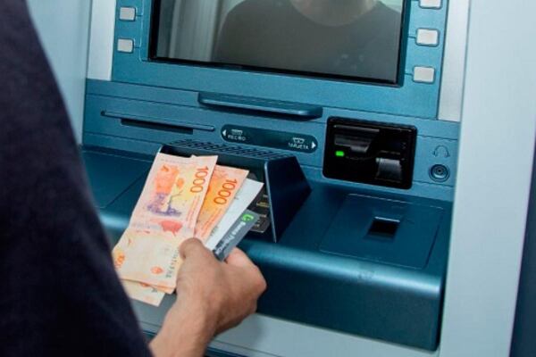 El aguinaldo corresponde al 50% de la mayor remuneración mensual que un trabajador, jubilado o pensionado recibe durante un semestre.