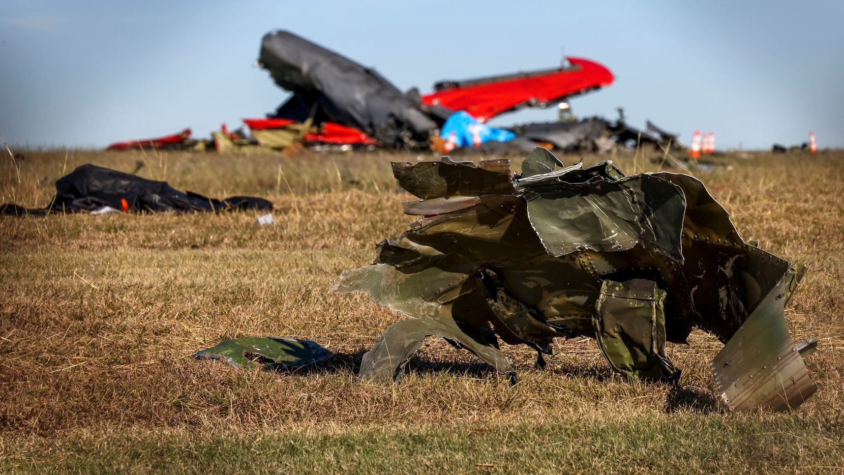 Seis personas murieron en un choque entre dos aviones clásicos que hacían acrobacias en Dallas, Estados Unidos.