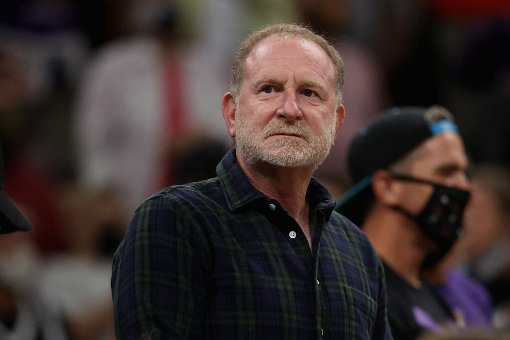 Robert Sarver pidió disculpas pero manifestó no estar de acuerdo con algunos de los detalles del informe de la NBA. (Foto: AFP)