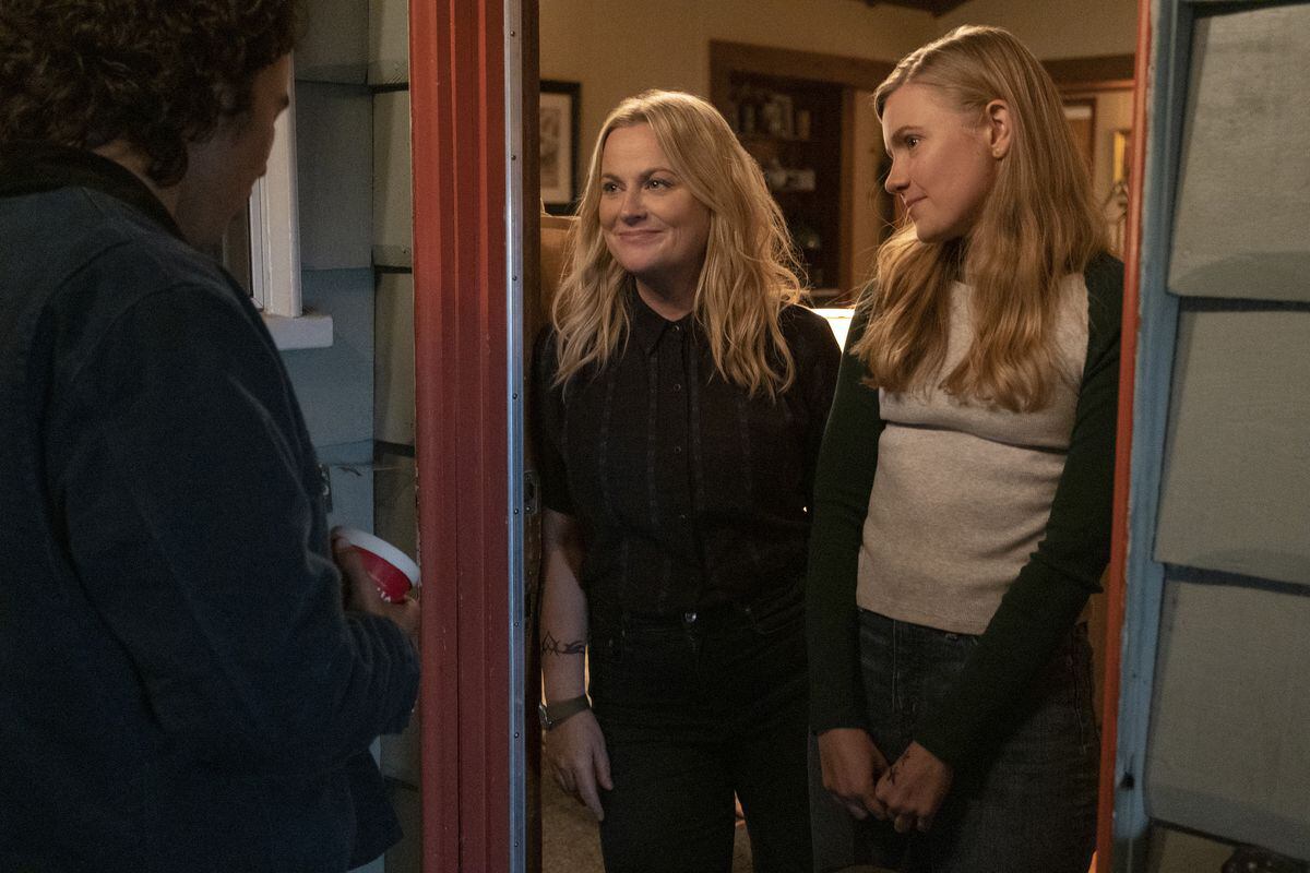 La película de Amy Poehler (izq.) acaba siendo peligrosamente tranquilizadora.