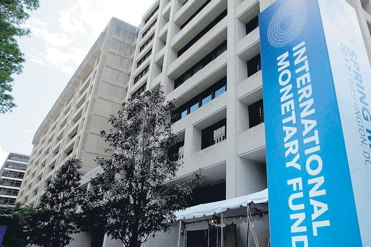 “Hay espacio para racionalizar gradualmente la masa salarial, especialmente en las provincias”, remarcó el FMI.