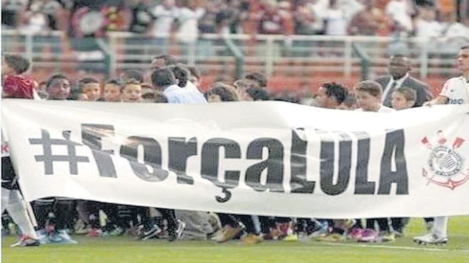 Corinthians salió con esta bandera para disputar y ganar ante Palmeiras la final del campeonato paulista.