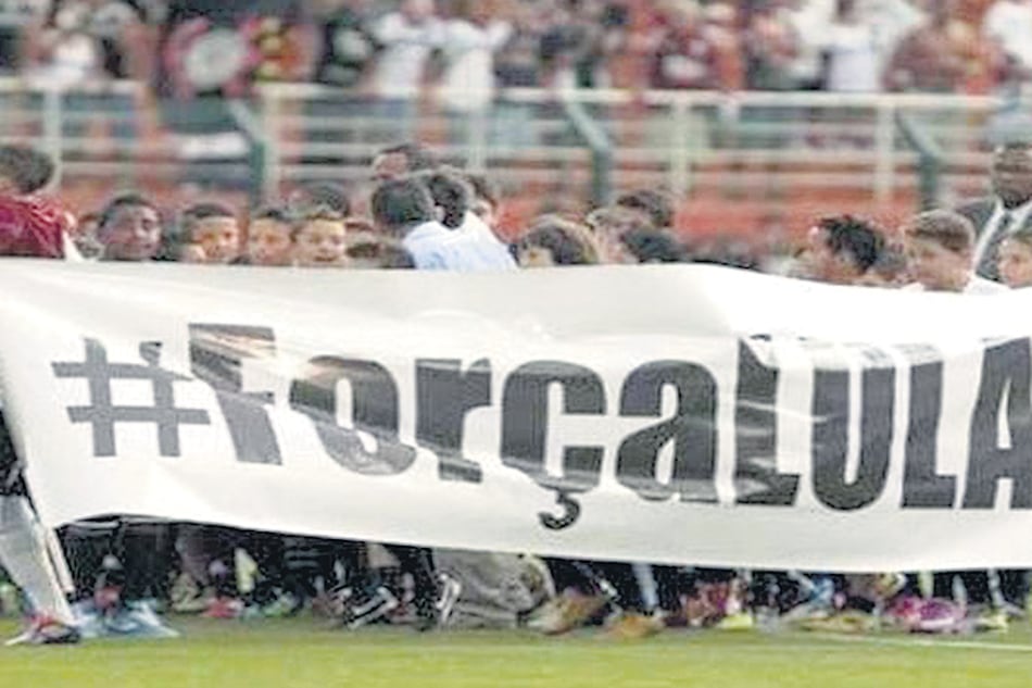 Corinthians salió con esta bandera para disputar y ganar ante Palmeiras la final del campeonato paulista.