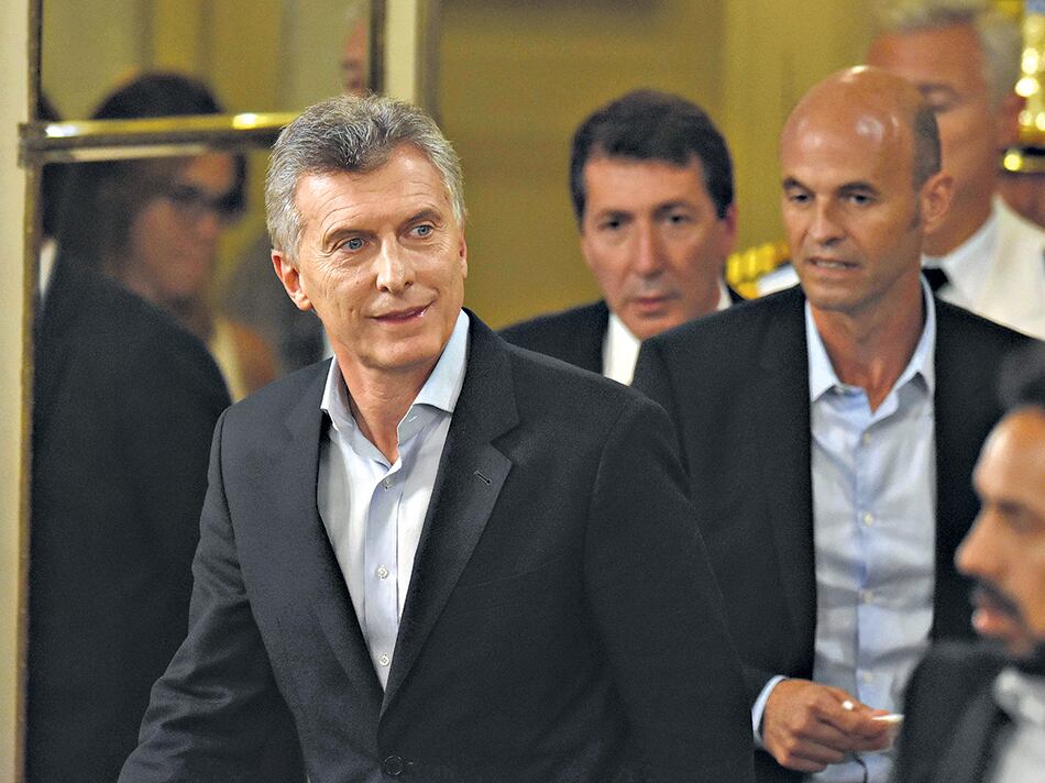 Macri evitó hablar de las sospechas de corrupción por las rutas aéreas. El ministro Dietrich comunicó la postergación en la asignación de rutas.