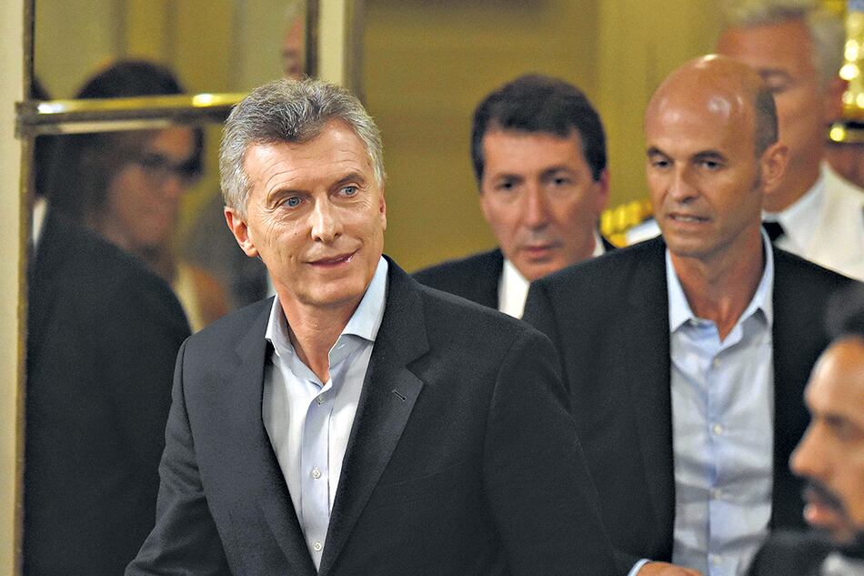 Macri evitó hablar de las sospechas de corrupción por las rutas aéreas. El ministro Dietrich comunicó la postergación en la asignación de rutas.