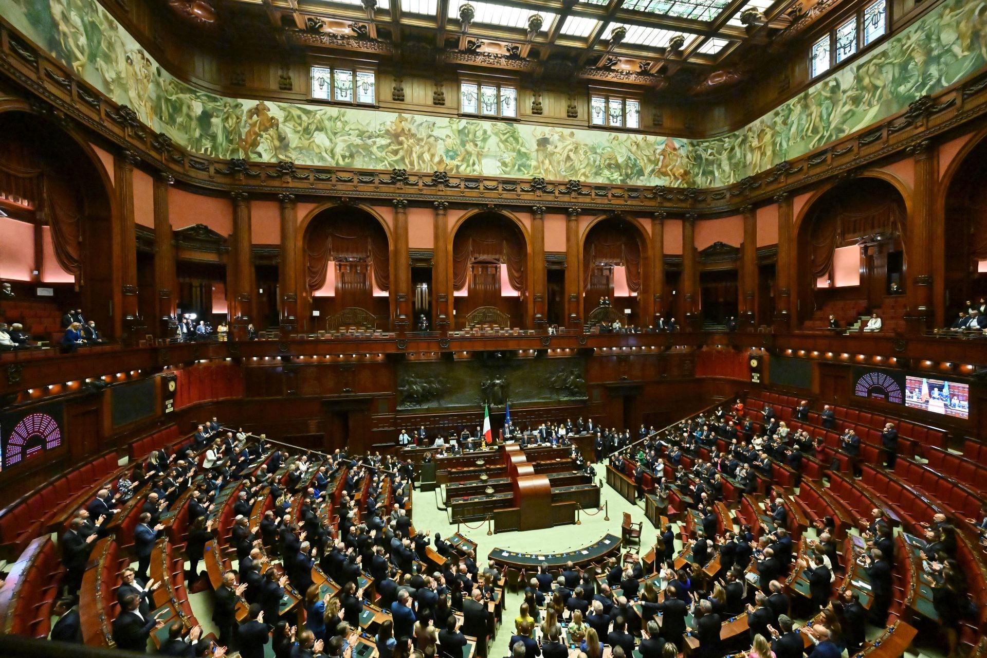 La coalición derechista del Parlamento italiano logró que se aprobara una serie de enmiendas de un proyecto de ley que penaliza alquilar vientres en otros países.