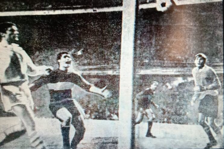 Rojitas sufre con una chance perdida, con Gatti en el arco Millonario.