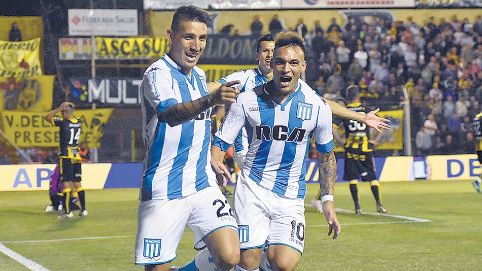 Ricardo Centurión festeja el gol de la victoria junto a Lautaro Martínez, la joya de la Academia.