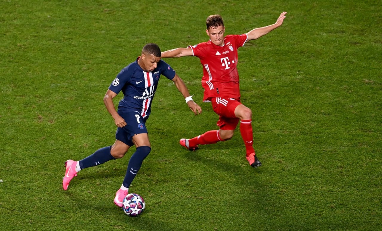 Mbappé encara ante Joshua Kimmich en la final de Lisboa.