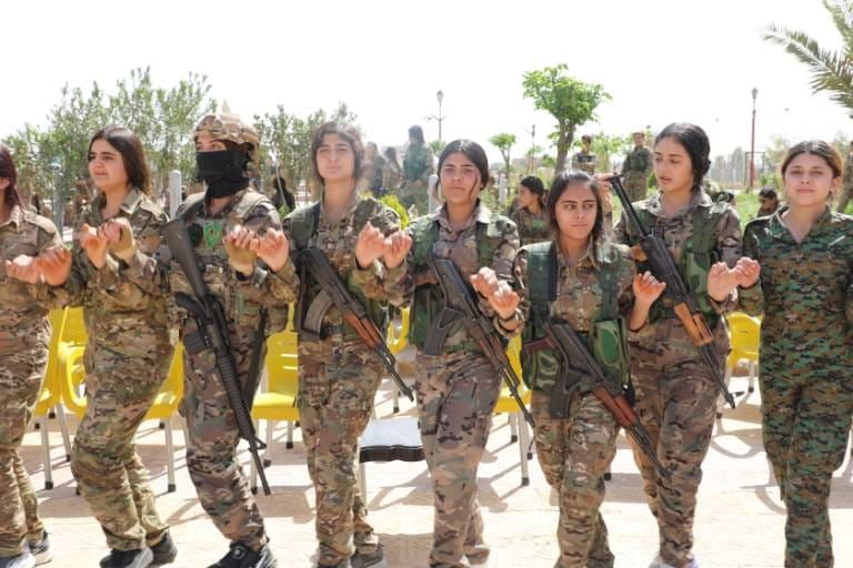 Las integrantes de las YPJ bailan, cantan y defienden la Revolución.