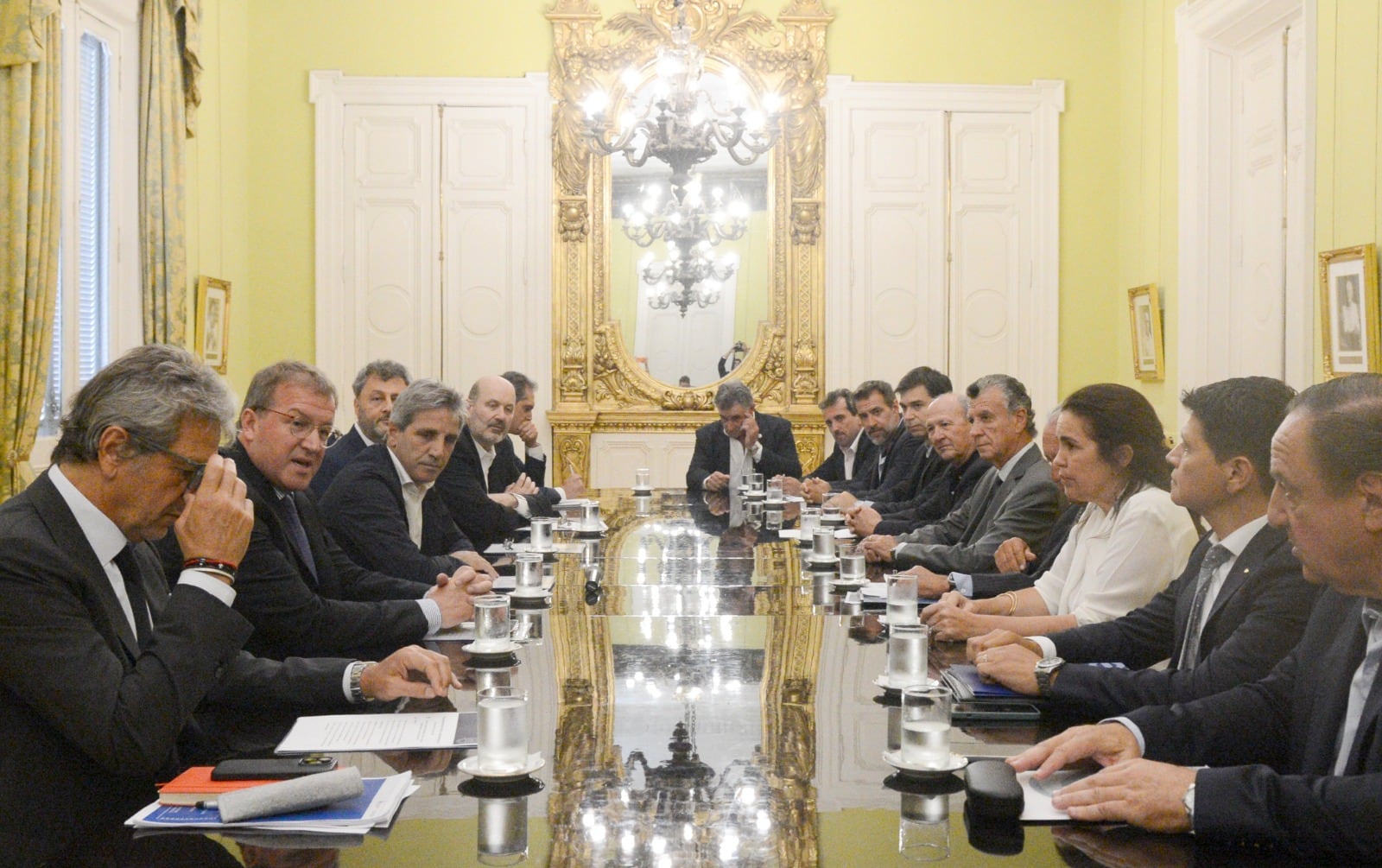 Caputo y Sturzenegger, en la Casa Rosada con los referentes empresariales.