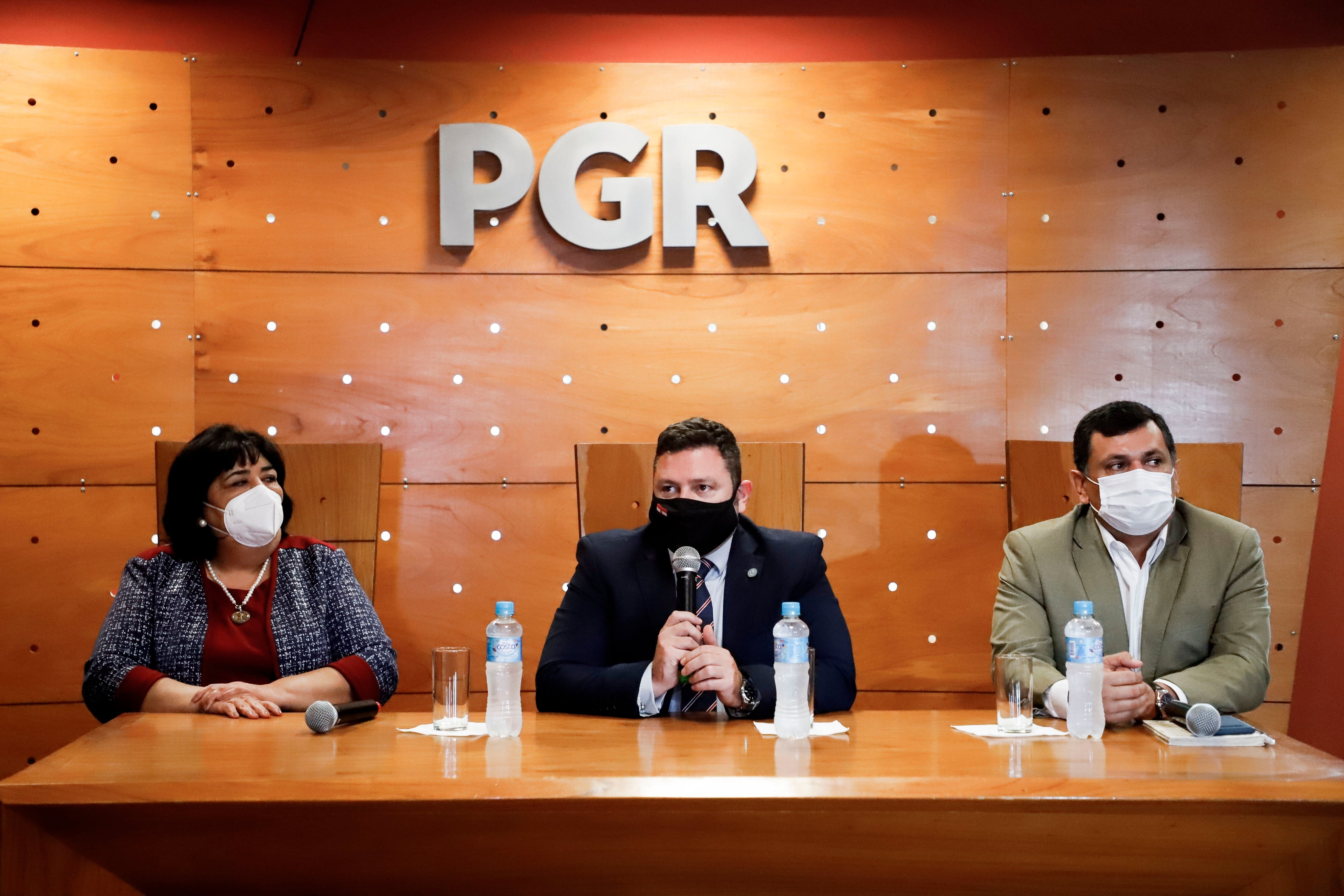 El procurador general de la República, Sergio Coscia (centro). 