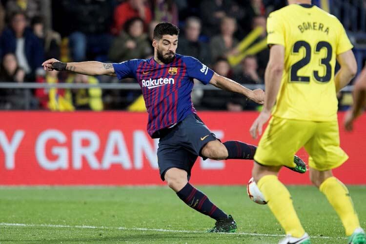 Luis Suárez se apresta a rematar: es el cuarto del Barça, el del empate.