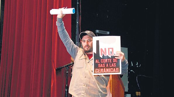 El diputado provincial Andrés Blanco, obrero de la ex Zanon, asumió su banca con el reclamo de los trabajadores.