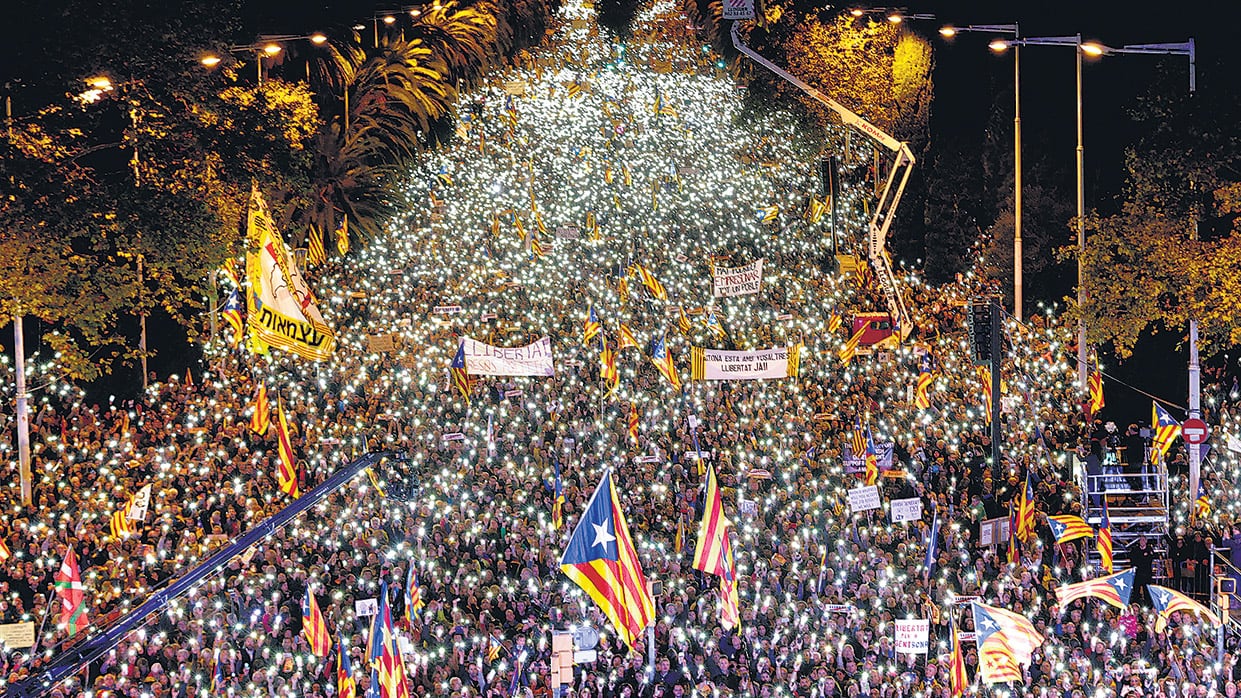 Miles y miles de catalanes independentistas desbordaron la calle Marina de Barcelona.