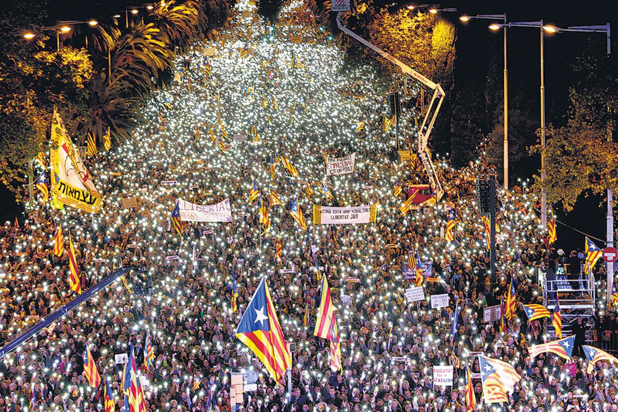 Miles y miles de catalanes independentistas desbordaron la calle Marina de Barcelona.