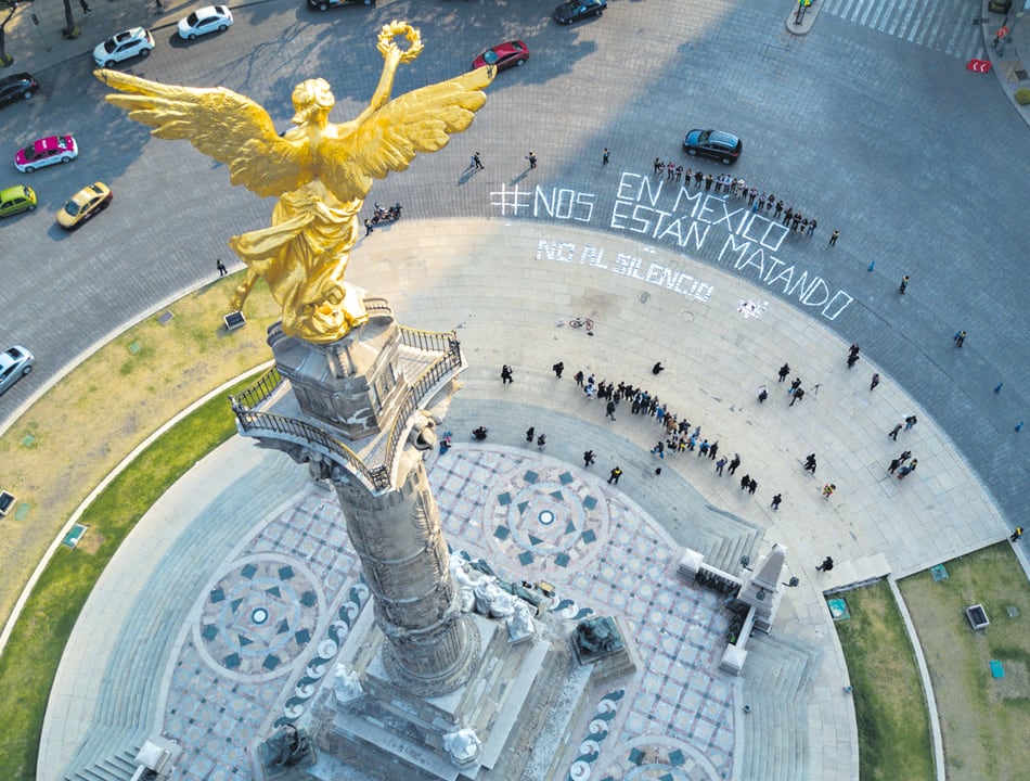 El reclamo de los periodistas visto desde El Angel de la Independencia en el Paseo de la Reforma de la capital mexicana.