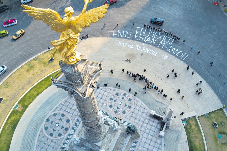 El reclamo de los periodistas visto desde El Angel de la Independencia en el Paseo de la Reforma de la capital mexicana.