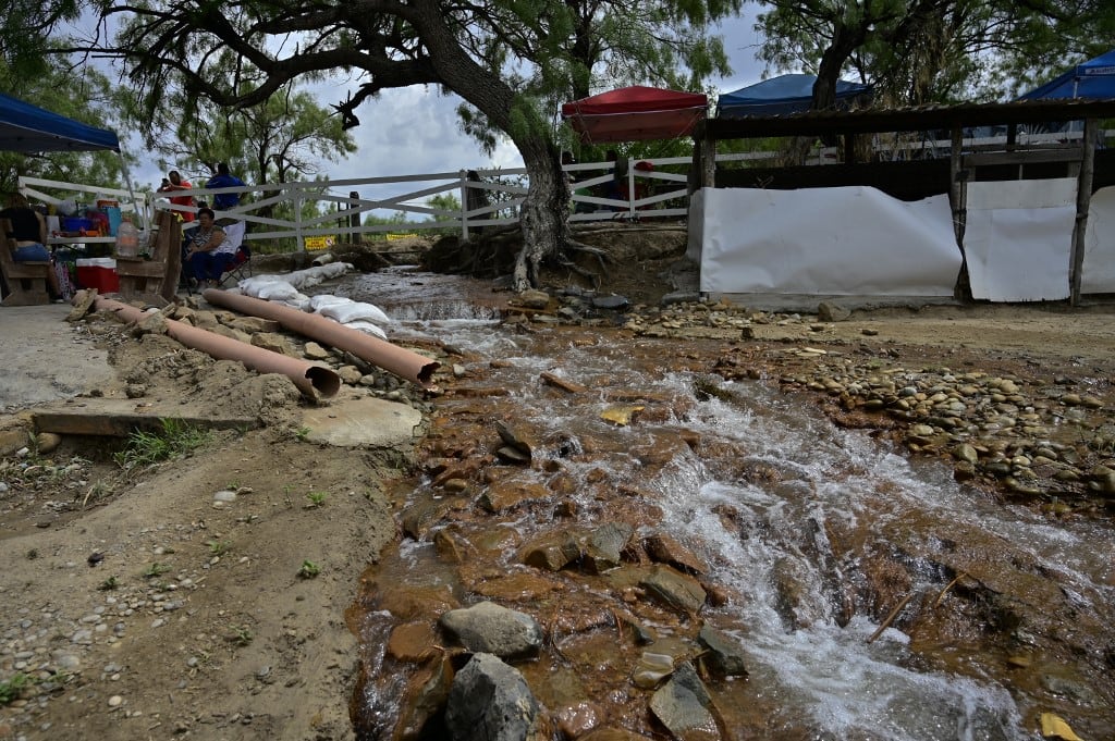 El agua superó el nivel de los doce metros en el pozo donde se concentraban las mayores esperanzas para un próximo ingreso de rescatistas. (Foto: AFP) 